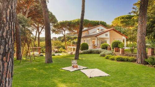 a house in a yard with trees at ANTICO CERASO 10, Emma Villas in Grottaferrata