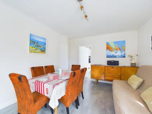 une salle à manger avec une table, des chaises et un canapé dans l'établissement À 300m de la plage, maison pour 5, à Bretignolles-sur-Mer