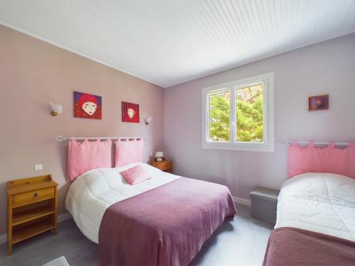 ein Schlafzimmer mit zwei Betten und einem Fenster in der Unterkunft À 300m de la plage, maison pour 5 in Brétignolles-sur-Mer