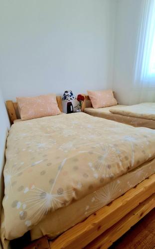 two beds sitting next to each other in a bedroom at Kosta's White House in Plav