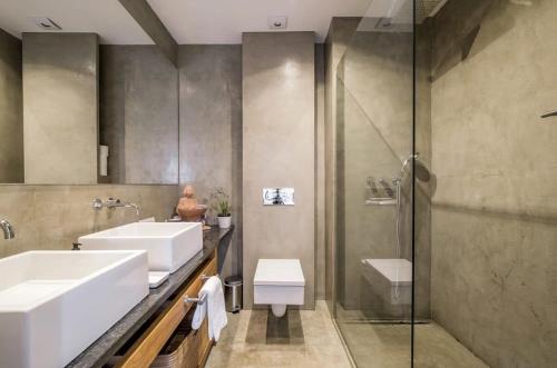 a bathroom with two sinks and a shower at Luxury Sea View in Cascais