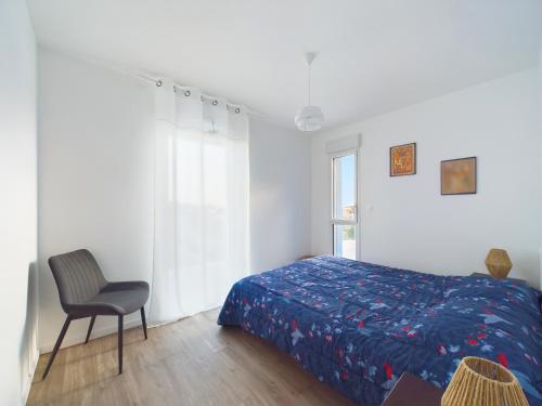 une chambre avec un lit, une chaise et une fenêtre dans l'établissement Appartement pour 6 proche plage et port, à Saint-Gilles-Croix-de-Vie