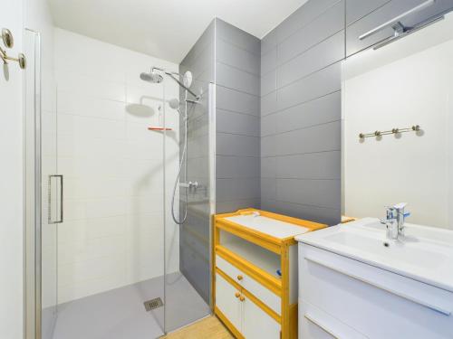 une salle de bain avec douche et lavabo dans l'établissement Appartement pour 6 proche plage et port, à Saint-Gilles-Croix-de-Vie