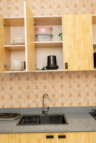 Η κουζίνα ή μικρή κουζίνα στο Atom Height Apartments