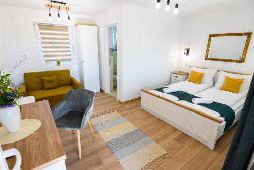 Giường trong phòng chung tại Cozy Rooms