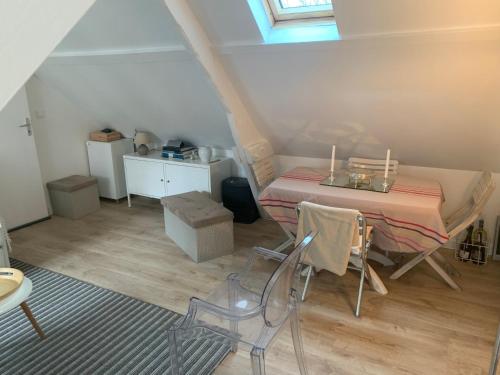 ein Schlafzimmer mit einem Bett, einem Tisch und Stühlen in der Unterkunft Appartement à 2 pas de la plage in Cabourg