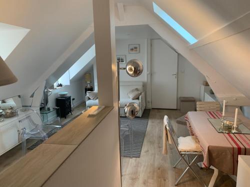 une pièce avec une table et une salle à manger dans l'établissement Appartement à 2 pas de la plage, à Cabourg