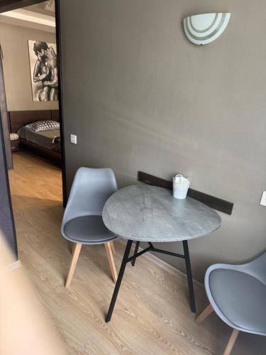 een tafel en twee stoelen in een kamer bij Гоголя 68 in Karagandy