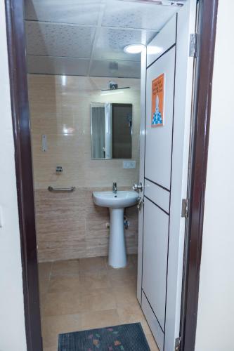 Un baño de Ishwerya Suites