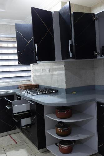Η κουζίνα ή μικρή κουζίνα στο Atom Height Apartments