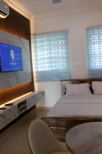 Ένα ή περισσότερα κρεβάτια σε δωμάτιο στο Atom Height Apartments