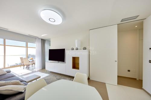 a living room with a couch and a tv at INTEMPO SKY Apartament-231 in Benidorm