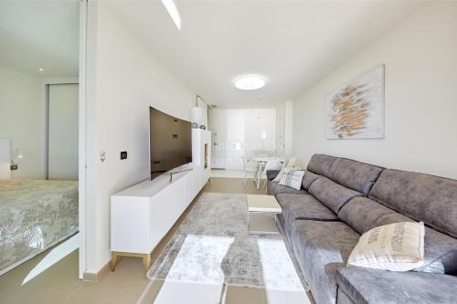 a living room with a couch and a bed at INTEMPO SKY Apartament-231 in Benidorm
