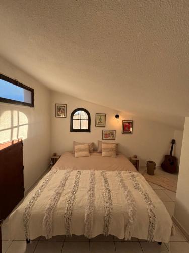 une chambre avec un grand lit dans une pièce dans l'établissement Maison pour 6 pers à 50 m de la mer, à Sainte-Marie-la-Mer