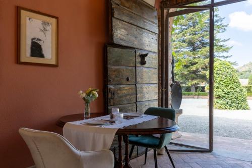 a dining room with a table and chairs and a window at B&B Ninfeo dell' Arancera in Calci