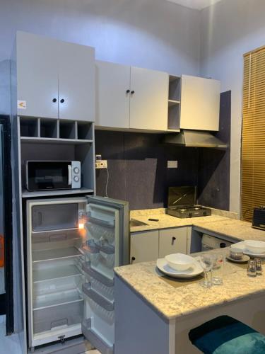 Balcony Open Plan Studio Units -Lekki 1, WI-FI, one with balcony, the other without 주방 또는 간이 주방