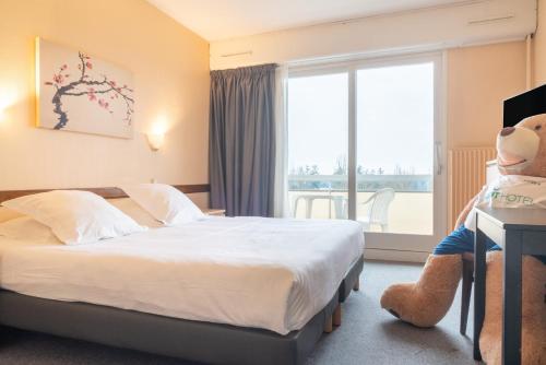 Postel nebo postele na pokoji v ubytování Brit Hotel Le Parc Vichy