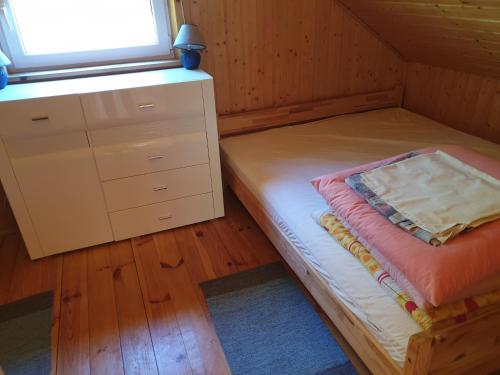 Giường trong phòng chung tại Domek wakacyjny