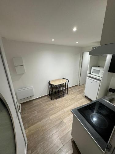 une petite cuisine avec une table et une table dans l'établissement Pause appart, à Lille