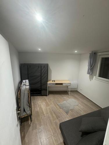 un salon avec un canapé et une table dans l'établissement Pause appart, à Lille