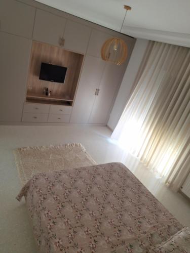 Duplex Marsa Ennessim tesisinde bir odada yatak veya yataklar