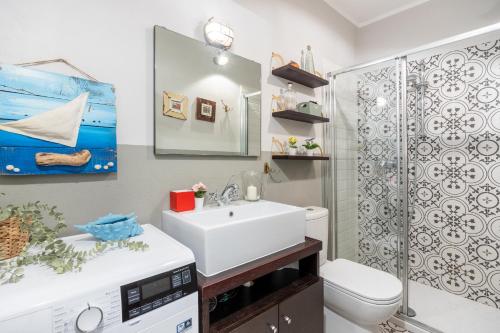 une salle de bain avec un lavabo et une douche dans l'établissement Two Steps From-Duomo Design One Room Flat, à Milan