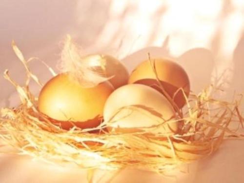 een nest eieren dat op een tafel ligt bij Haus Scheuten Hotel in Duisburg