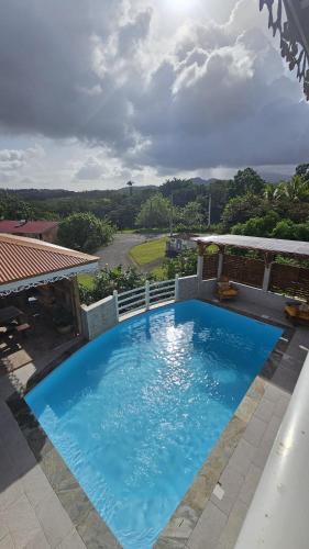 a large blue swimming pool on top of a house at 15 minutes de Fort de France in Saint-Joseph