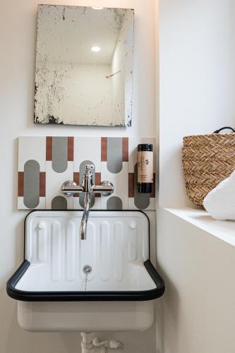 a bathroom with a sink and a mirror at Villa Robs - Appartements tout confort, TV connectée, Haut débit, Localisation idéale - Courts séjours & Affaires in Caen
