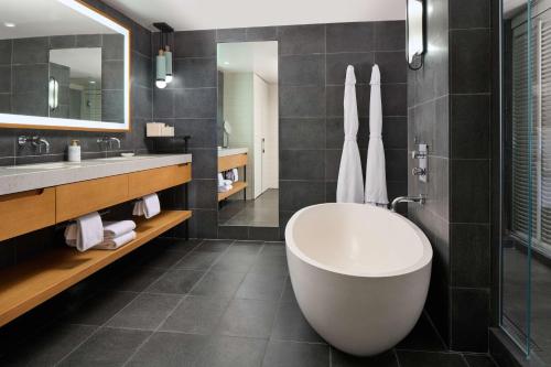 Bilik mandi di Andaz Maui at Wailea Resort - A Concept by Hyatt