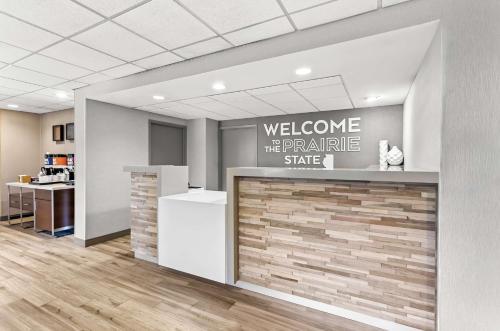 a lobby with a welcome to the prairie state sign at Hampton Inn Chicago-Naperville in Naperville