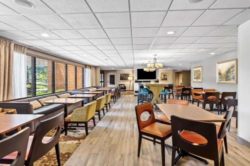 a dining room with tables and chairs at Hampton Inn Chicago-Naperville in Naperville