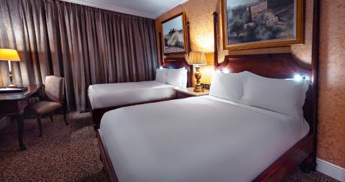 Un ou plusieurs lits dans un hébergement de l'établissement Palazzo Hotel