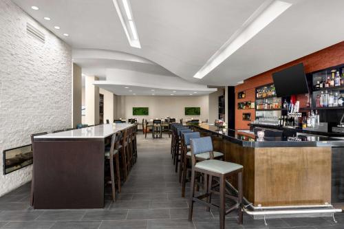 Salone o bar di Embassy Suites by Hilton Newark Airport