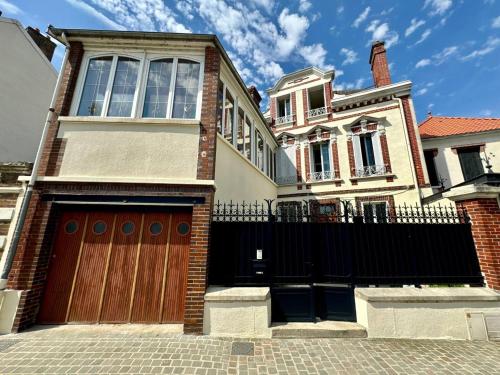 Villa Sénone - By BEST KEYS - Maison Familiale - Idéal Vacances ou Séjour Professionnel & Télétravail - Jardin & Véranda - 5 Chambres - Véranda & Bureau Séparé - Proche Centre & Commerces - Parking Facile & Gratuit