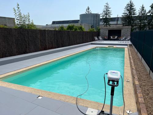 une piscine avec un compteur d'eau à côté dans l'établissement studio open space complet avec piscine, à Mer