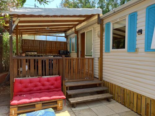 Mobil Home climatisé avec terrasse dans camping l'Escale, calme à 900m de la plage