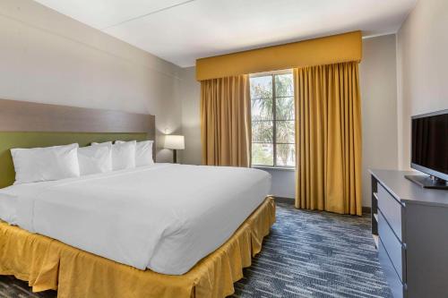a hotel room with a large bed and a flat screen tv at Country Inn & Suites by Radisson, Mesa, AZ in Mesa