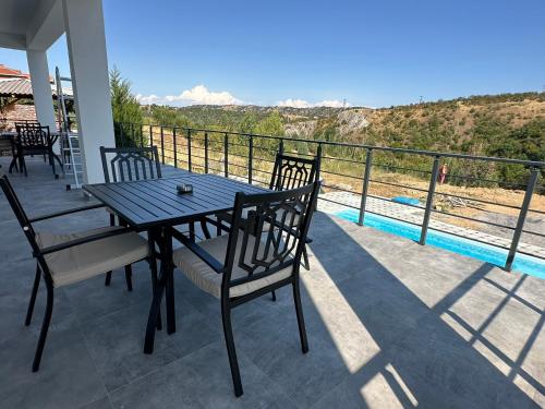 Nespecifikovaný výhled na hory nebo výhled na hory při pohledu z apartmánu
