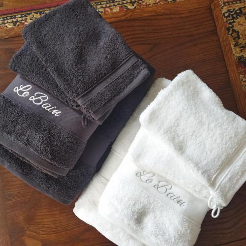 deux serviettes posées sur une table en bois dans l'établissement La Villa RYPS, à Saint-Valery-sur-Somme