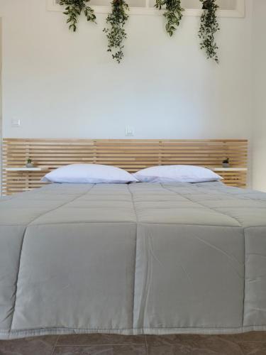 un grand lit blanc avec deux oreillers dessus dans l'établissement Seva's House, à Rhodes