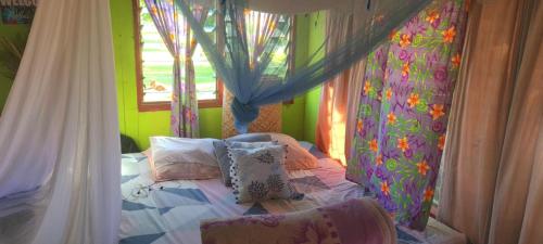 Postel nebo postele na pokoji v ubytování Jima's Home Retreat