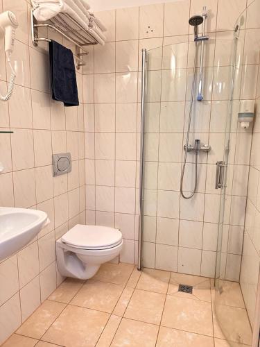 ein Badezimmer mit Dusche, Toilette und Waschbecken in der Unterkunft Villa BB samozameldowanie in Banino