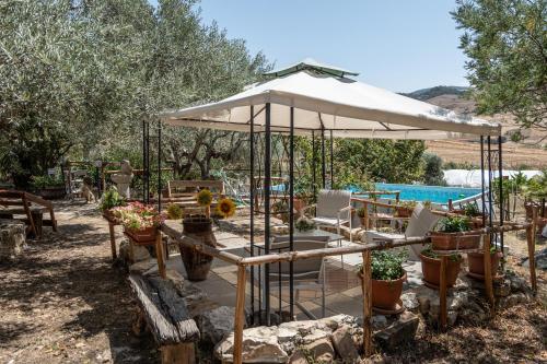 a white umbrella and chairs and a swimming pool at Villa aperta campagna in Nicosia