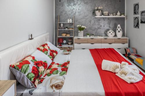 a bedroom with a red and white bed with pillows at Villa aperta campagna in Nicosia