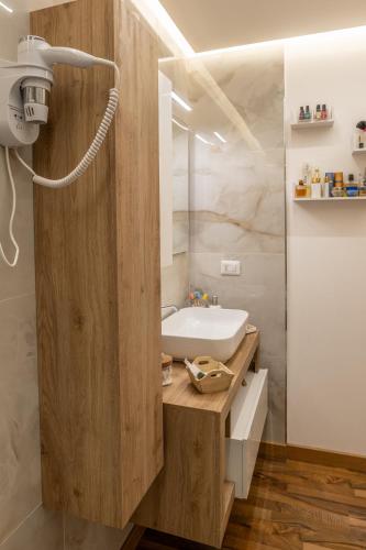 a bathroom with a white sink and a mirror at Villa aperta campagna in Nicosia