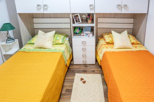 two beds sitting next to each other in a bedroom at Villa aperta campagna in Nicosia