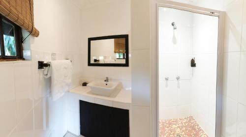 Ένα μπάνιο στο Emdoneni Lodge with Zululand Cat Conservation Project