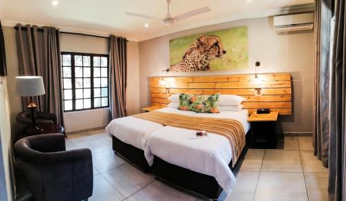 Ένα ή περισσότερα κρεβάτια σε δωμάτιο στο Emdoneni Lodge with Zululand Cat Conservation Project