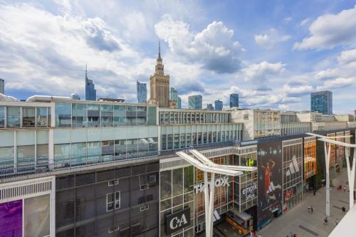 een uitzicht op de stad vanuit een gebouw bij Warsaw Center Elegant Studio with City View by Noclegi Renters in Warschau